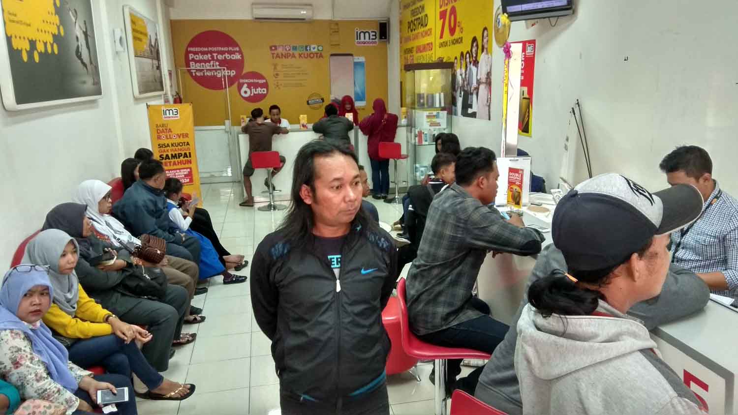 Warga mengantre disalah satu gerai.