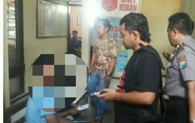 Tersangka saat diamankan di polres Ngawi.
