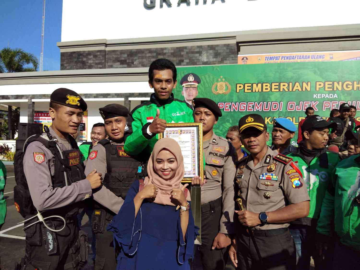 Mahardika Nugraha Hariyanto, menerima penghargaan dari Kapolrestabes Surabaya