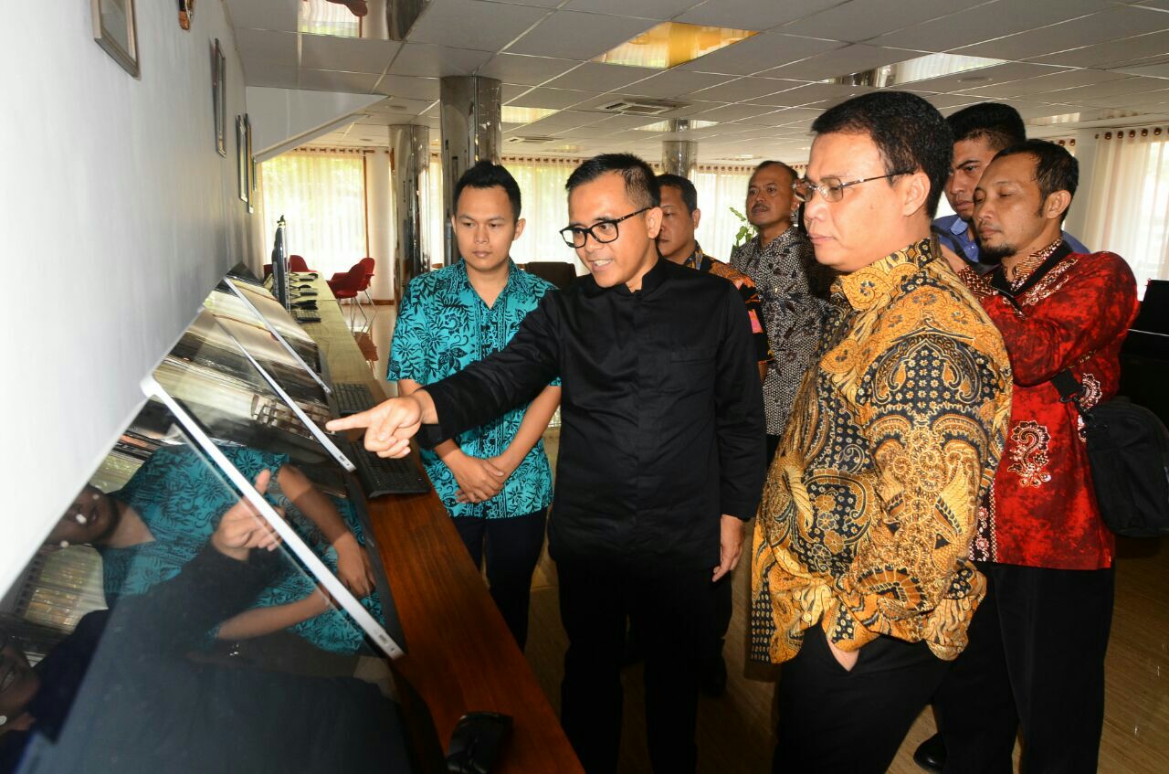 Ahmad Basarah meninjau Lounge Layanan Publik Pemkab Banyuwangi/ foto: Humas Pemkab