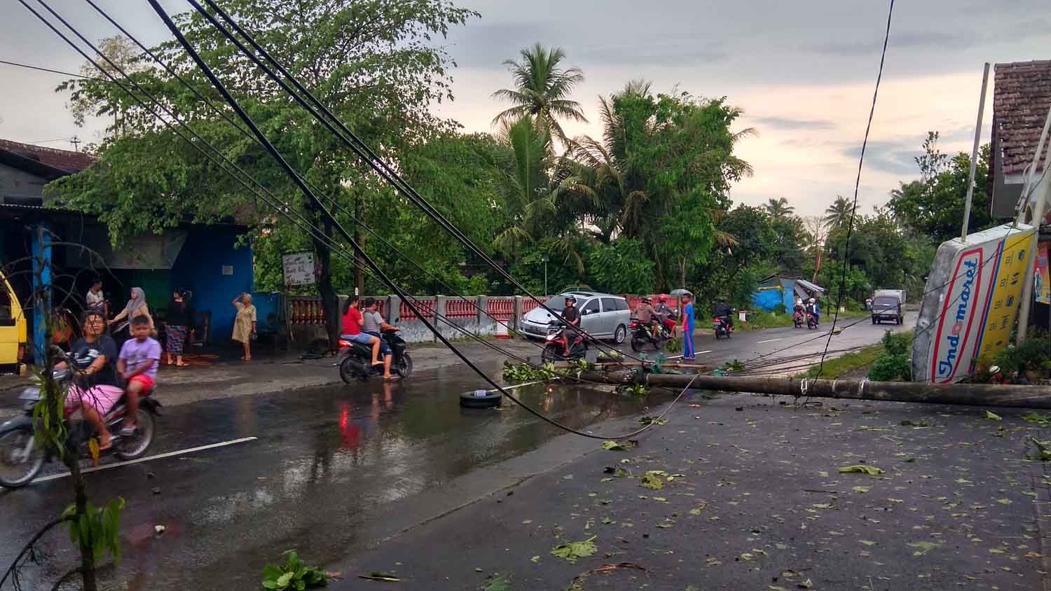 Salah satu tiang listrik yang ambruk akibat angin puting beliung.