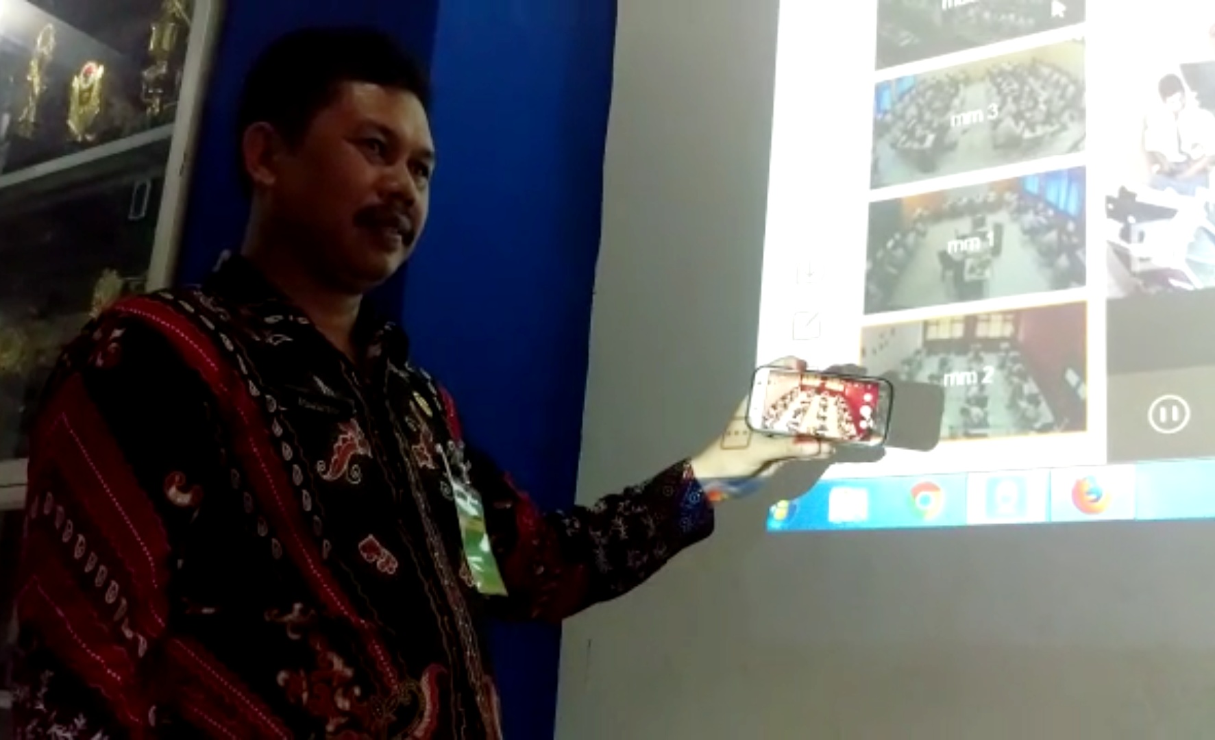 Kepala sekolah SMK N 3 Surabaya.