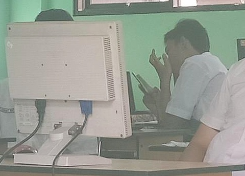 Siswa yang tertangkap kamera membawa handphone saat ujian