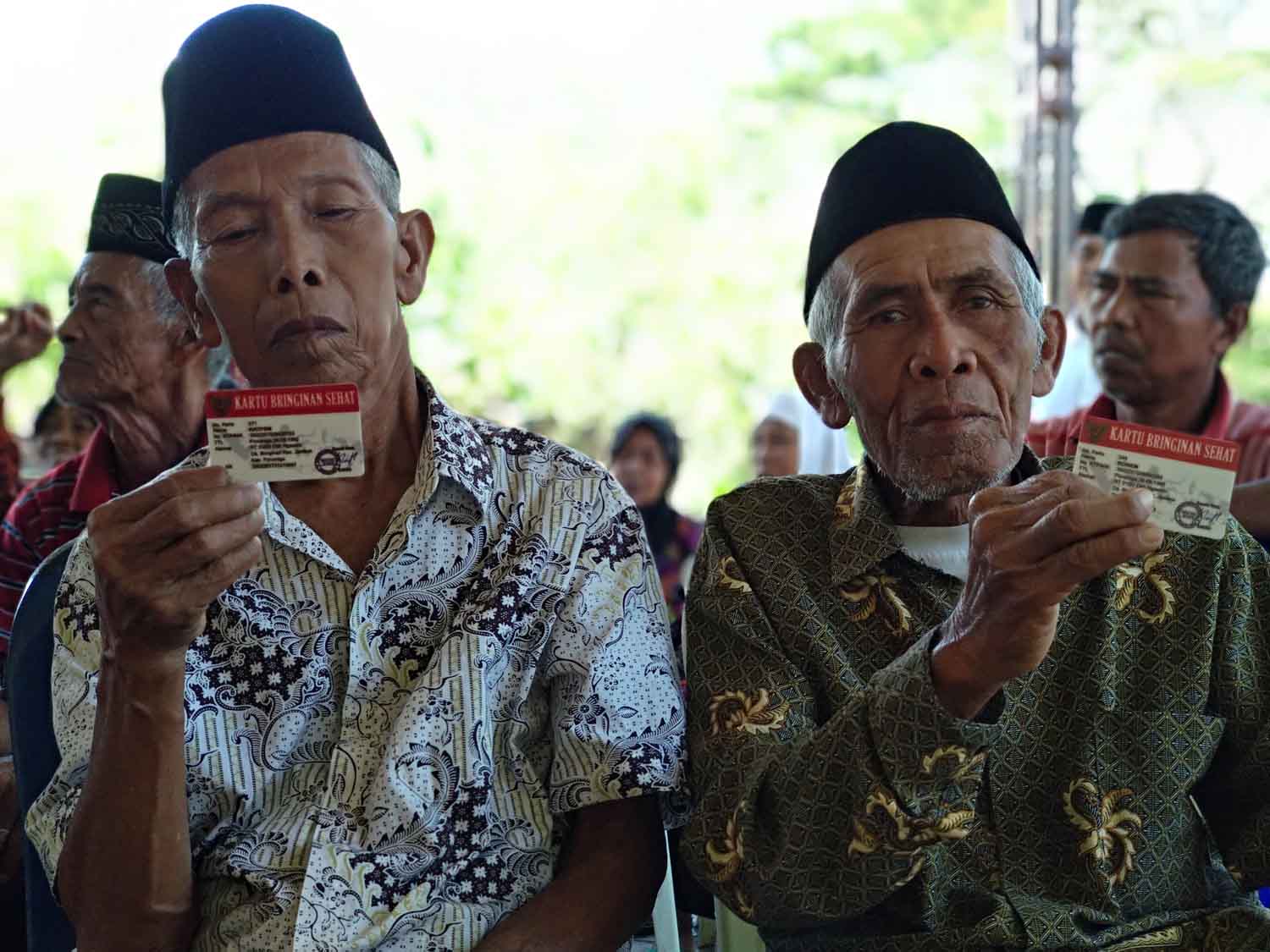 warga mendapatkan kartu Bringinan Sehat