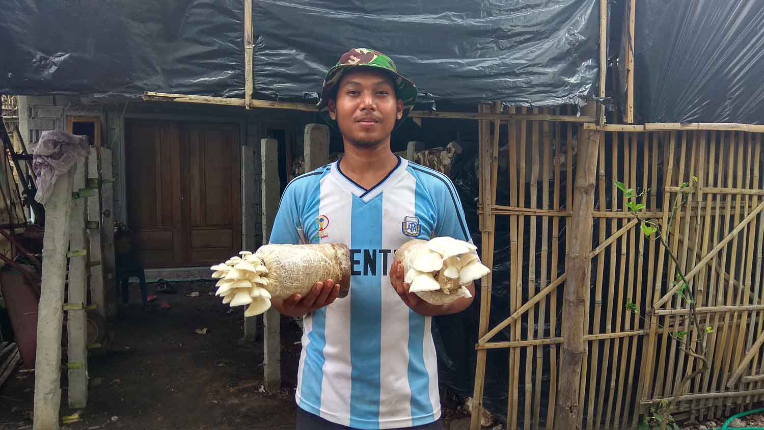 Muchamad Budi Santoso menunjukkan jamur hasil budidayanya.