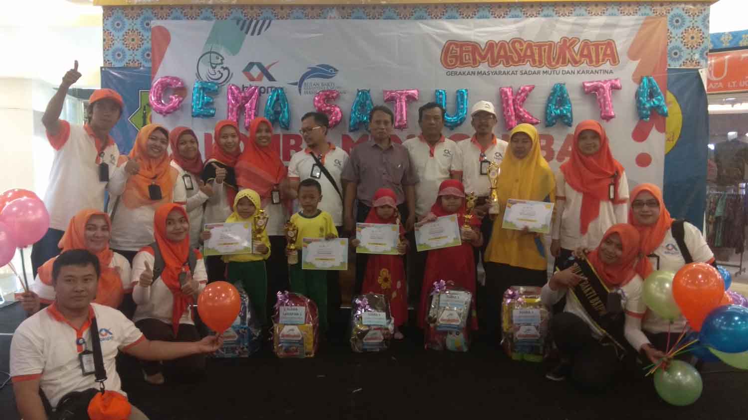 Anak-anak TK menerima piala usai lomba mewarnai