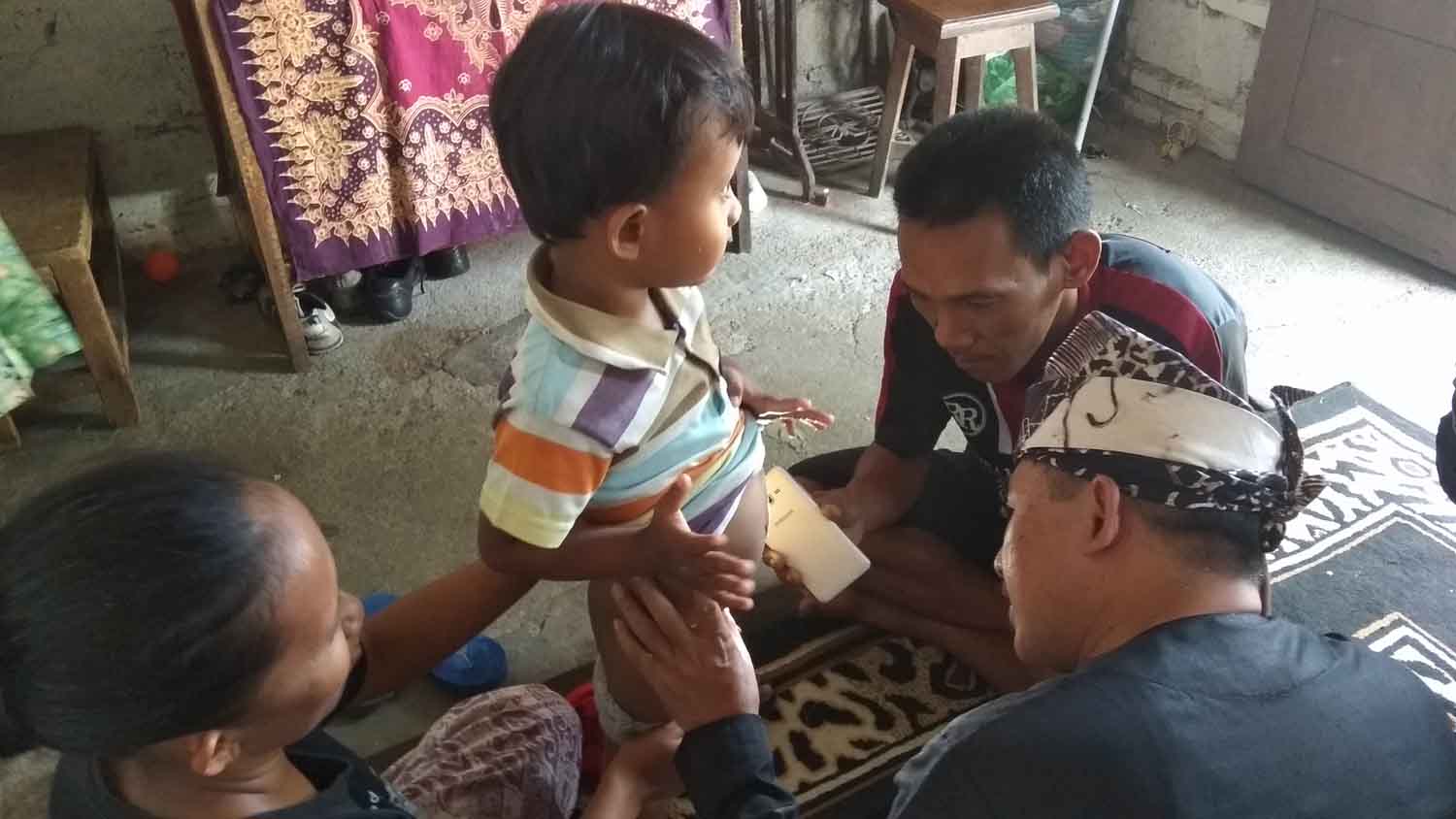 dr Taufiq Hidayat melakukan pemeriksaan