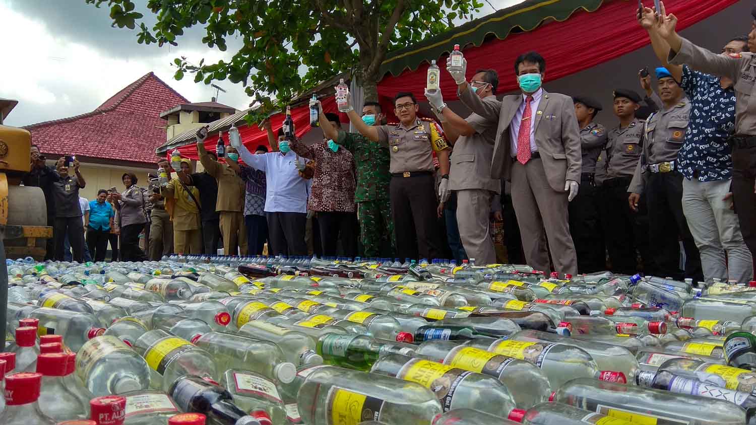Ribuan botol miras yang dimusnahkan