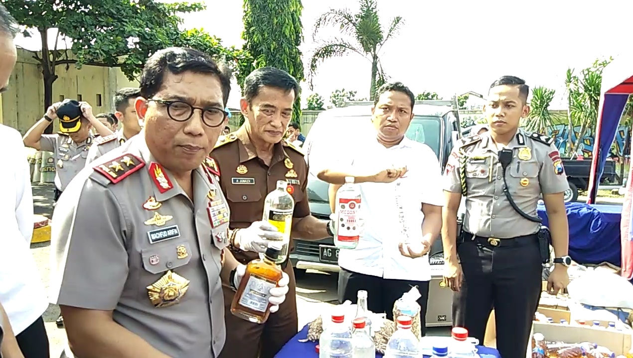 Kapolda (kiri) menunjukkan barang bukti