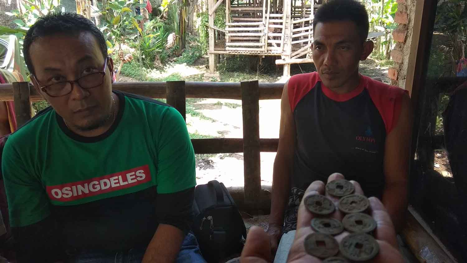 Penemu kepengan koin China, Mastur (kaos hitam merah)