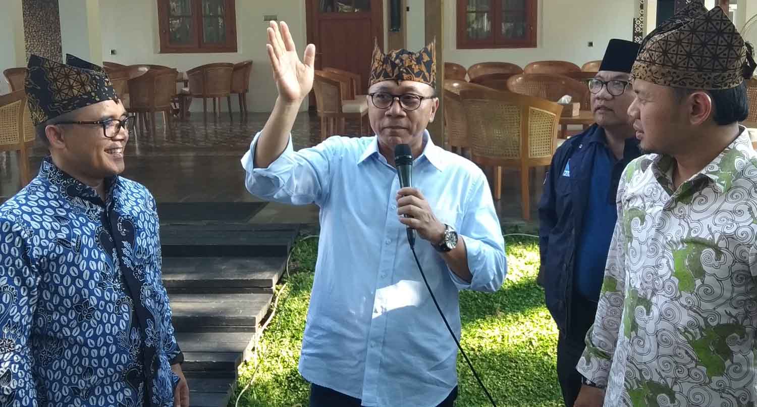 Ketua MPR RI, Zulkifli Hasan saat bersama Bupati Azwar Anas