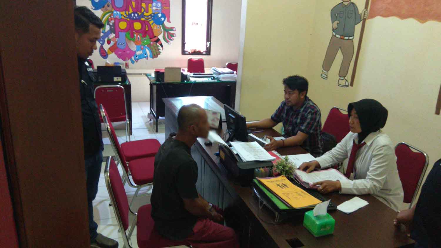 Tersangka diperiksa/Foto: CF Glorian