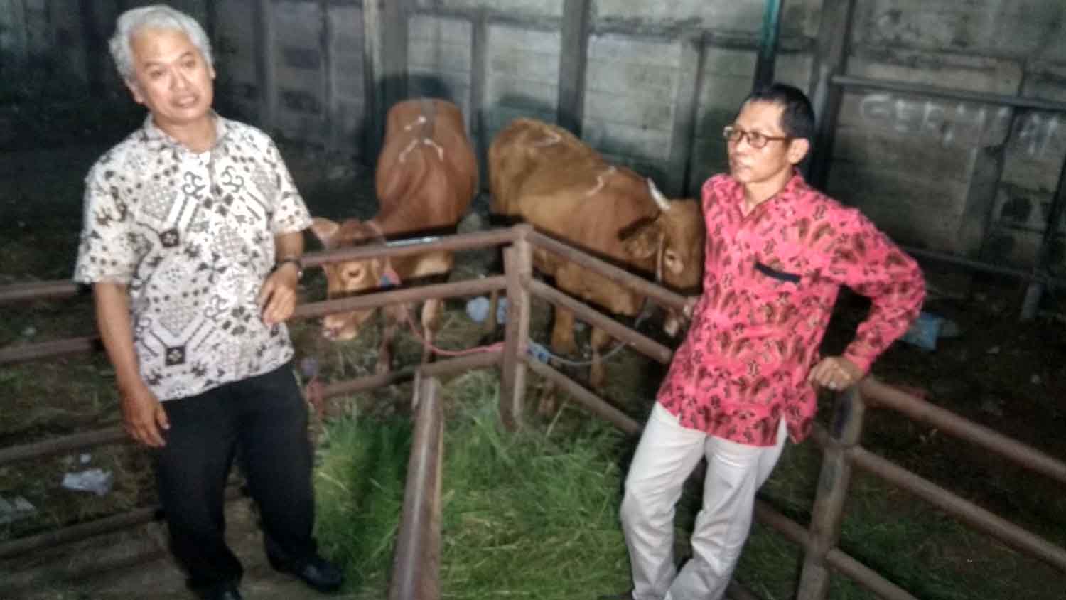 Ketua Bawas RPH Rachmad Cahyadi (Batik putih) dan Teguh menjelaskan soal harga daging di RPH.