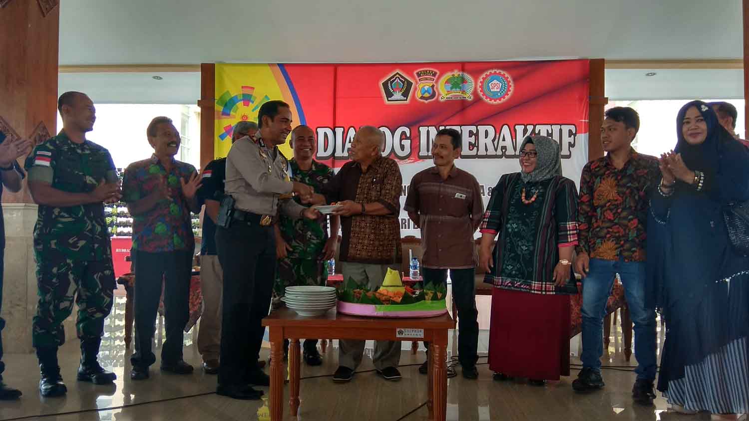 Suasana usai dialog interaktif antara pemangku kepentingan dengan buruh di Blitar