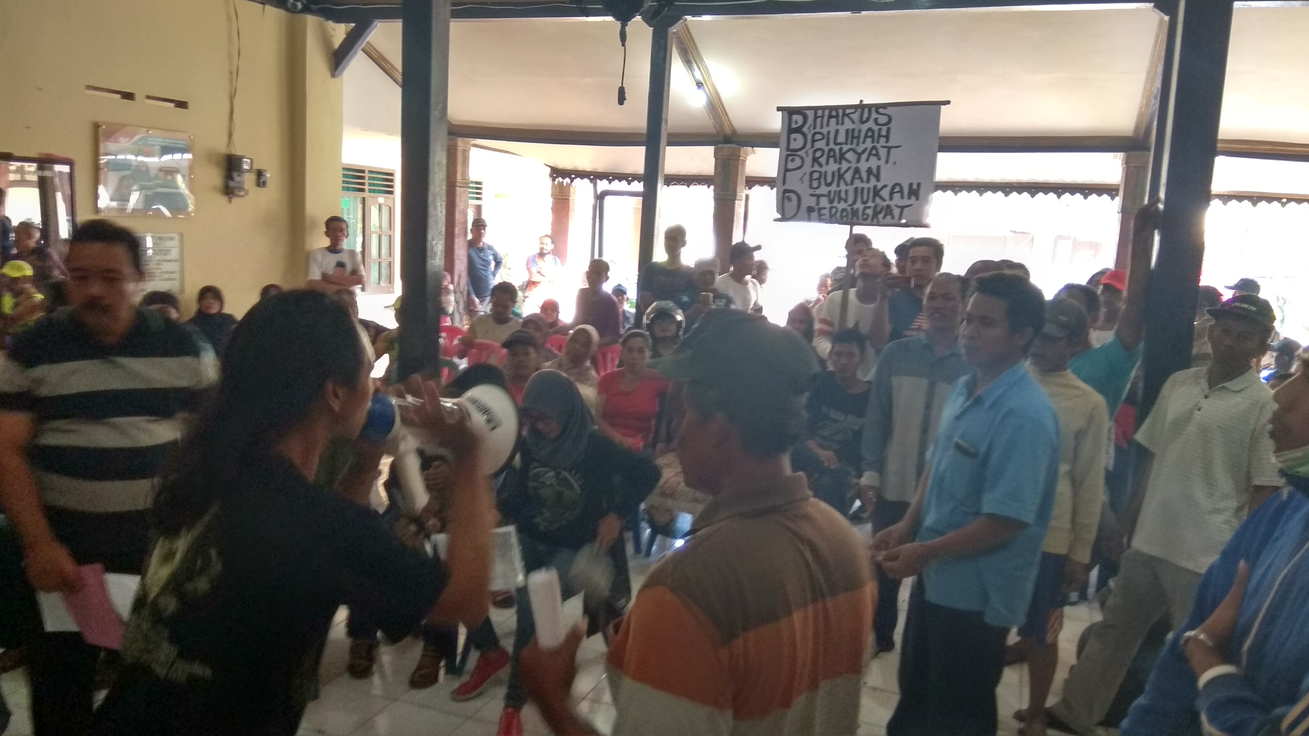 Warga saat menggeruduk Balai Desa Jiwut