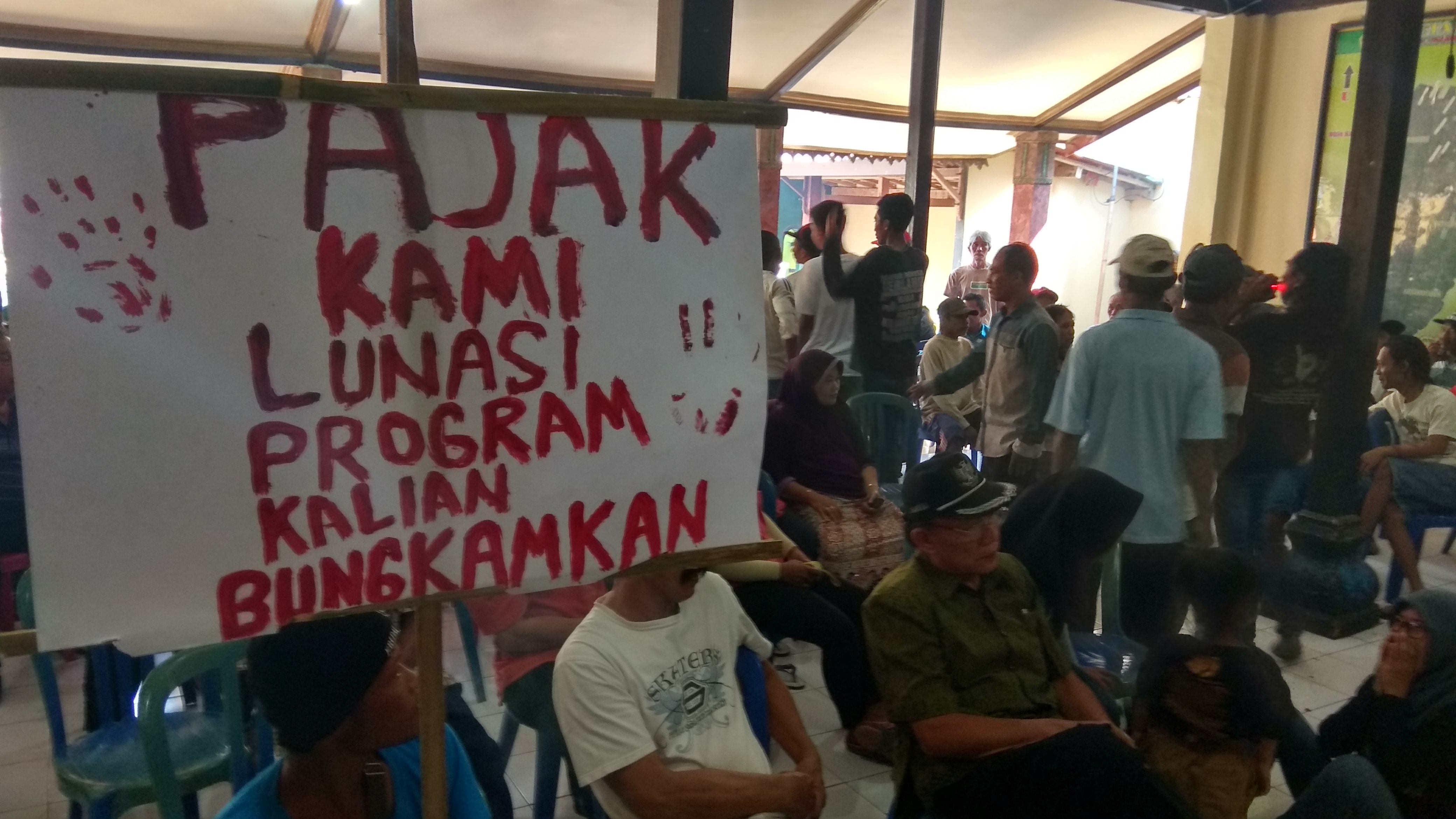 Demo warga menuntut kepala desa agar segera menandatangani PTSL.