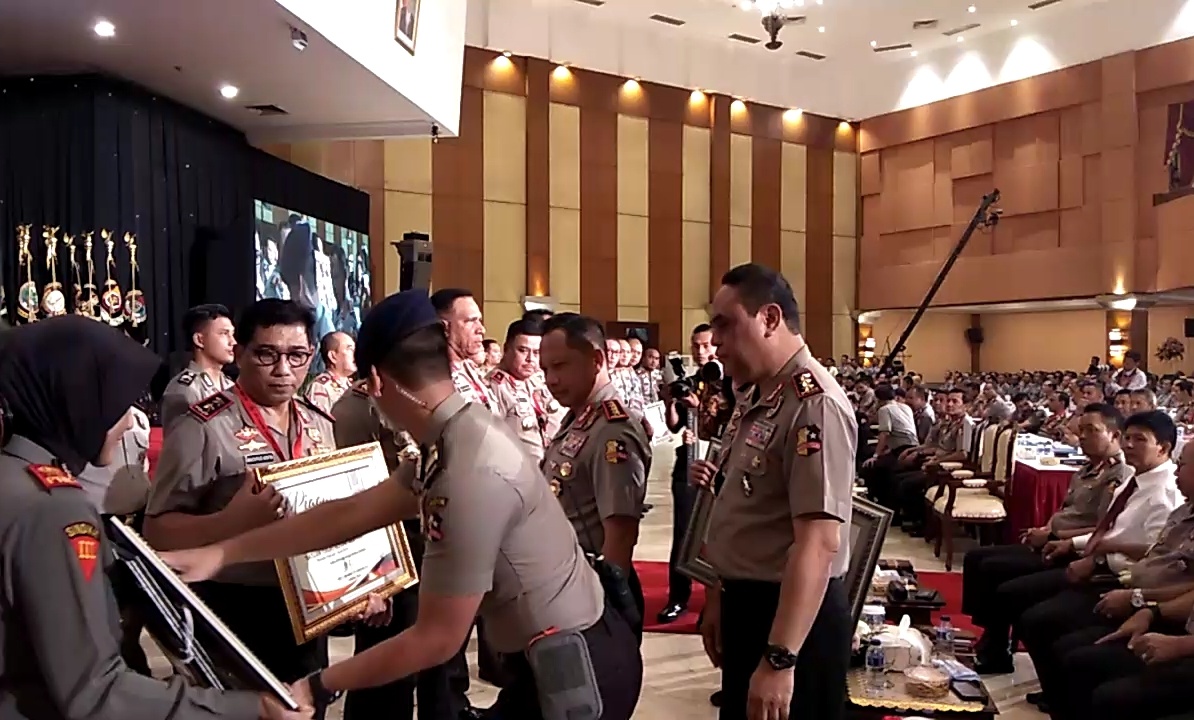 Kapolda Jatim terima penghargaan dari Kapolri