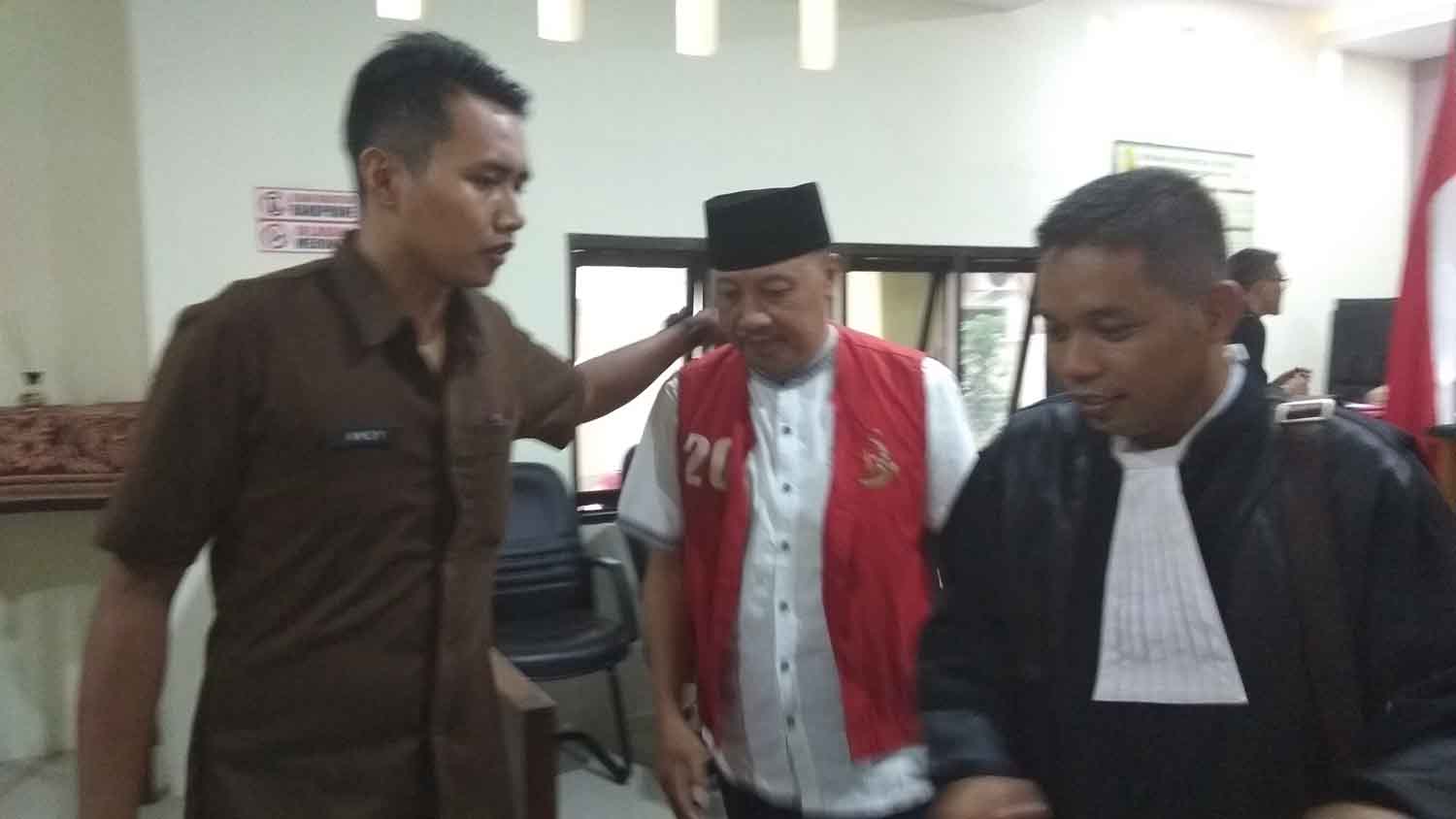 Kepala Desa Wonosobo  Agus Tarmidi, usai mendengarkan vonis hakim.
