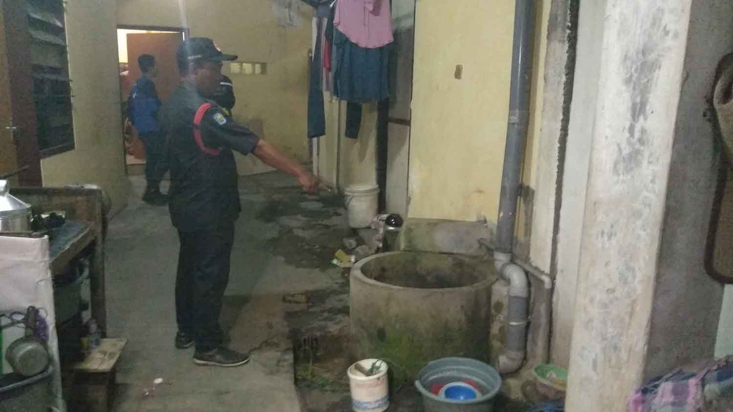 Warga menunjukkan sumur ditemukannya korban