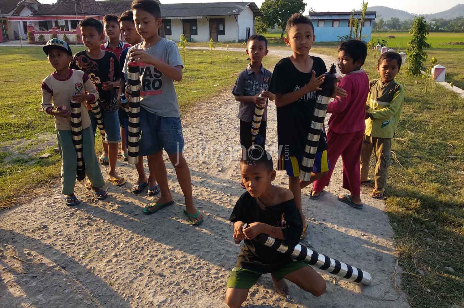 Anak-anak bermain bazoka./Foto: Mita Kusuma.