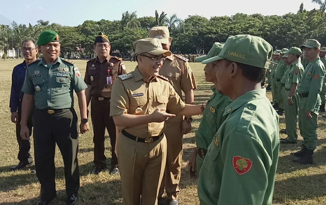 Bupati Anas menyalami pasukan Linmas dalam apel gelar pasukan Pilgub Jatim