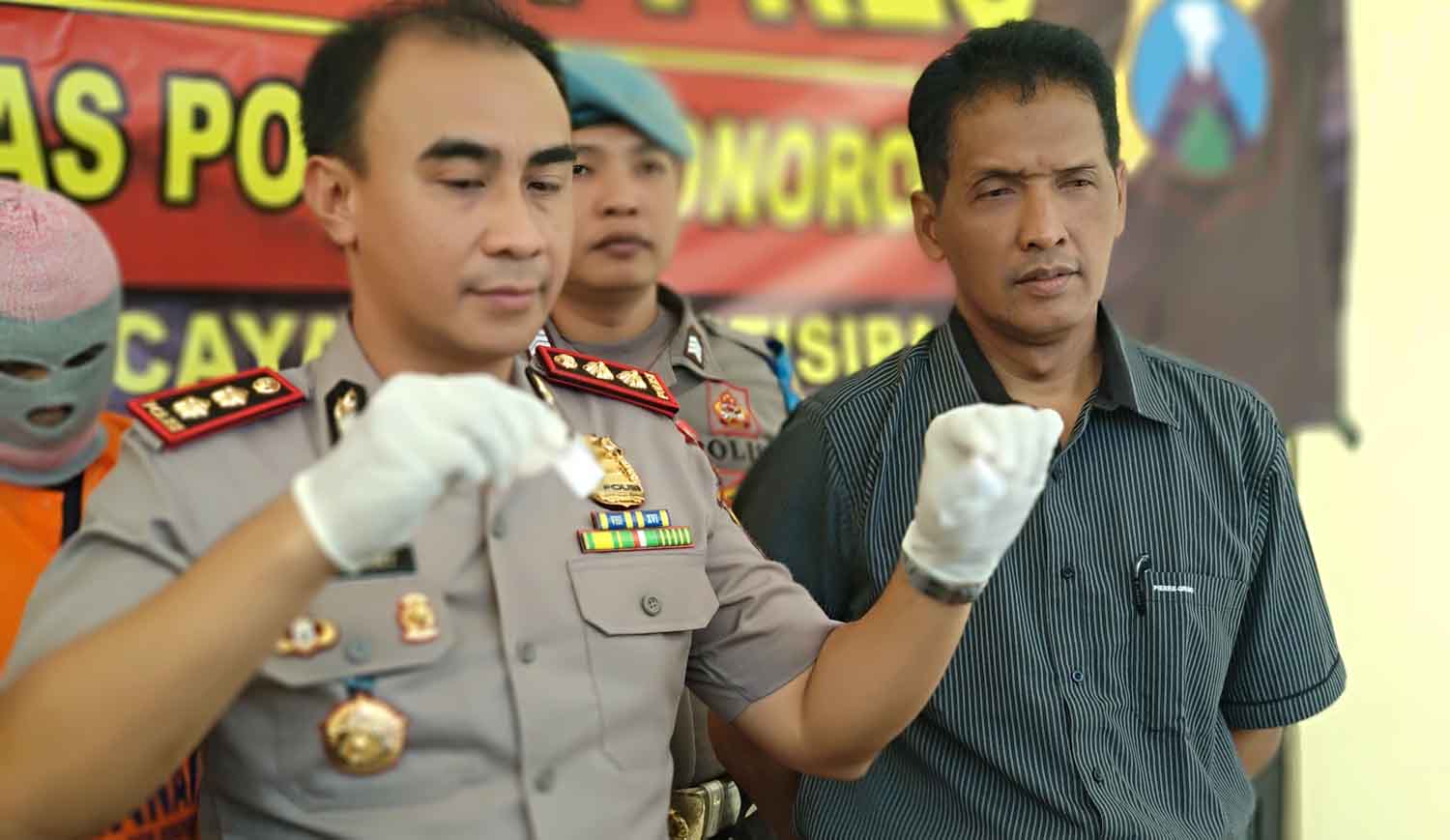 Petugas menunjukkan barang bukti dan tersangka.