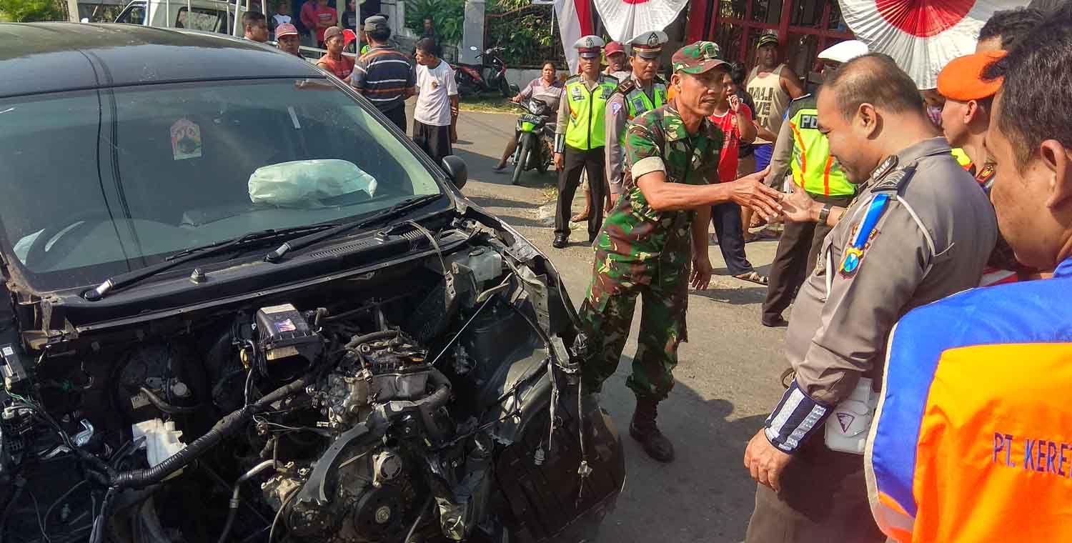 Mobil yang terlibat kecelakaan dengan kereta api/Foto: CF Glorian