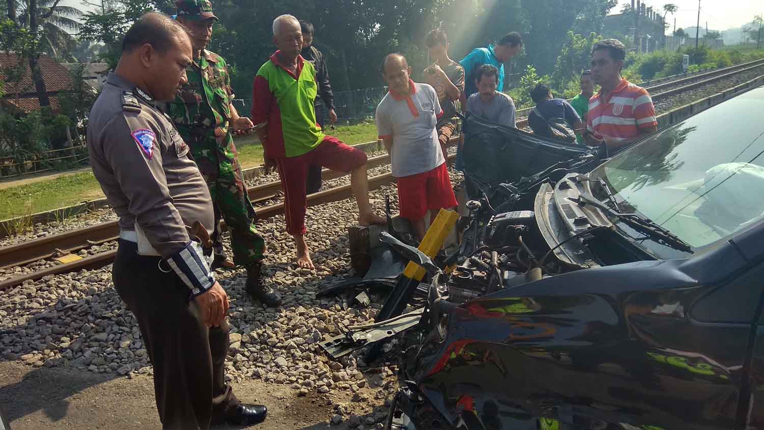Petugas mengidentifikasi mobil bagian depan yang hancur.