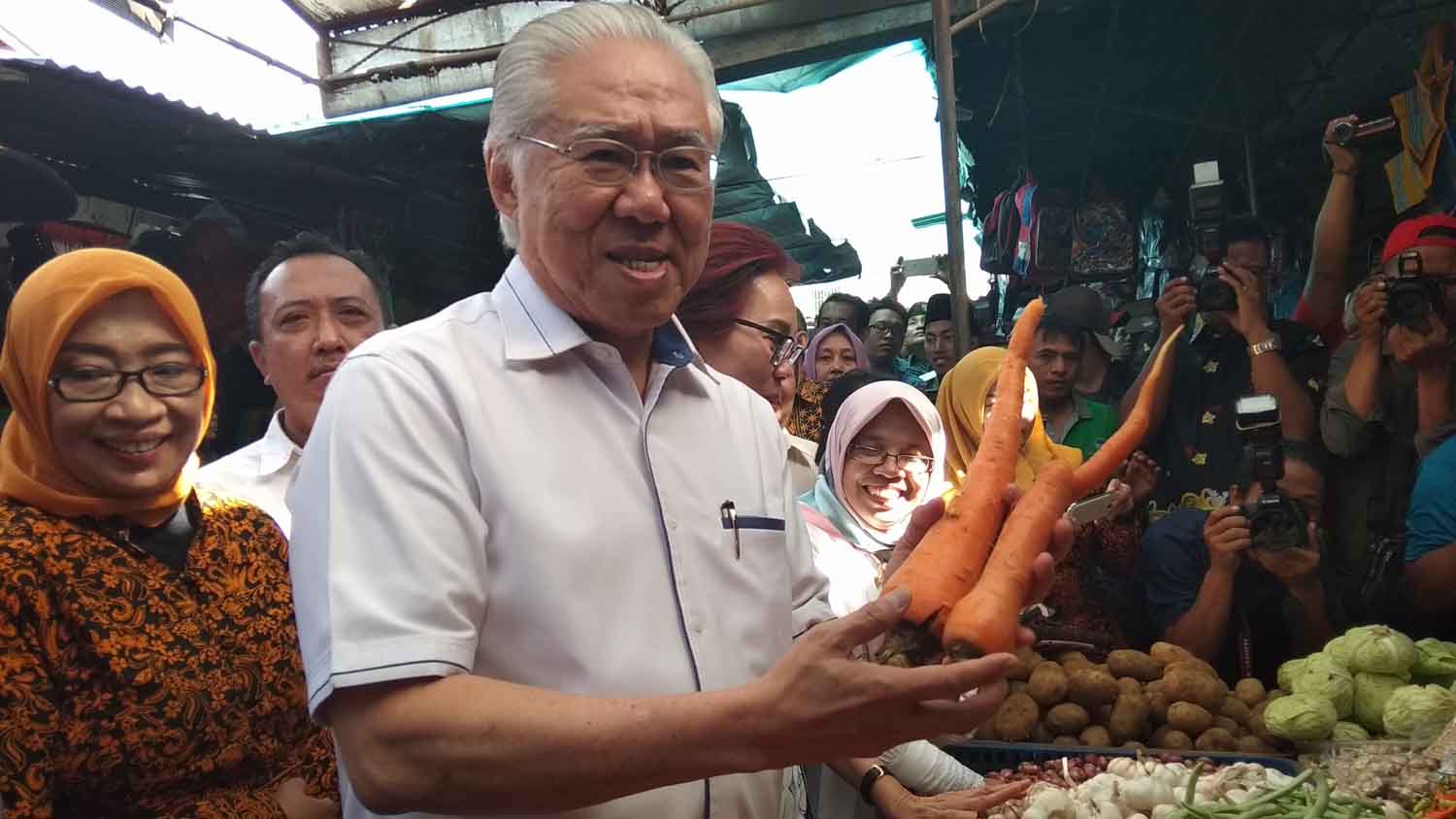 Menteri Perdagangan Enggartiasto Lukita saat sidak di Pasar Rogojampi.