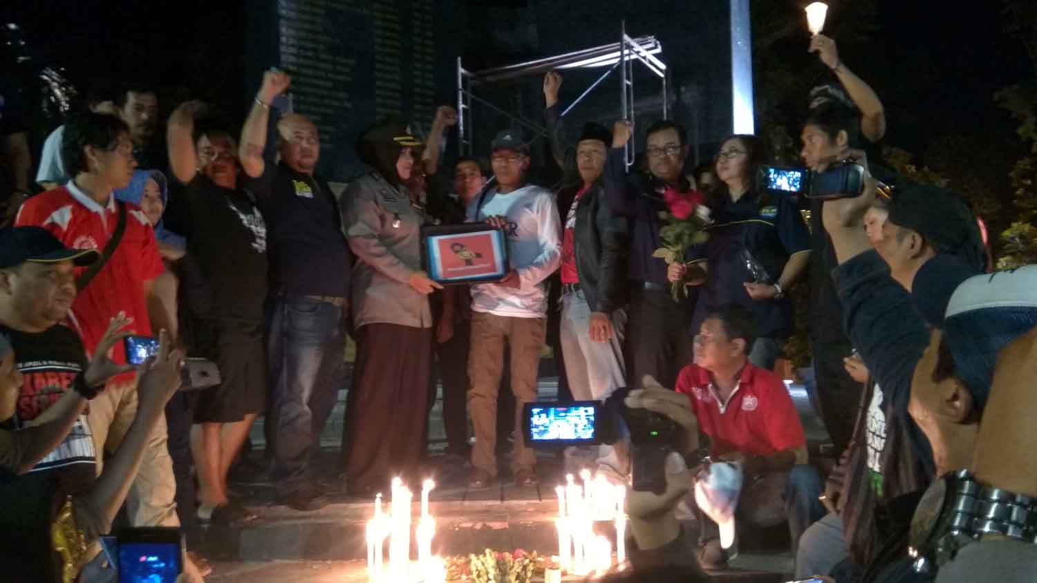 Warga Surabaya saat melakukan aksi mendukung polisi di Monumen Polri.