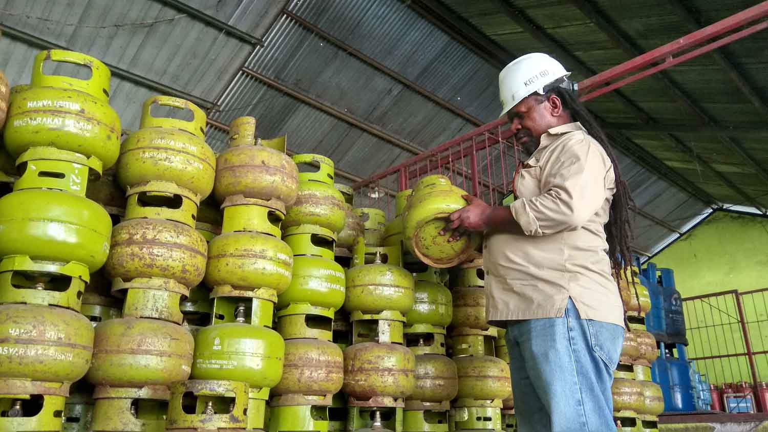 petugas melakukan pemeriksaan pada LPG 3 Kg/Foto: CF Glorian