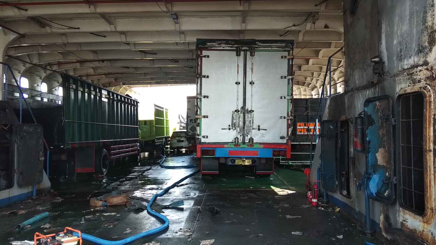 Kondisi kendaraan yang masih tertahan di kapal yang terbakar.