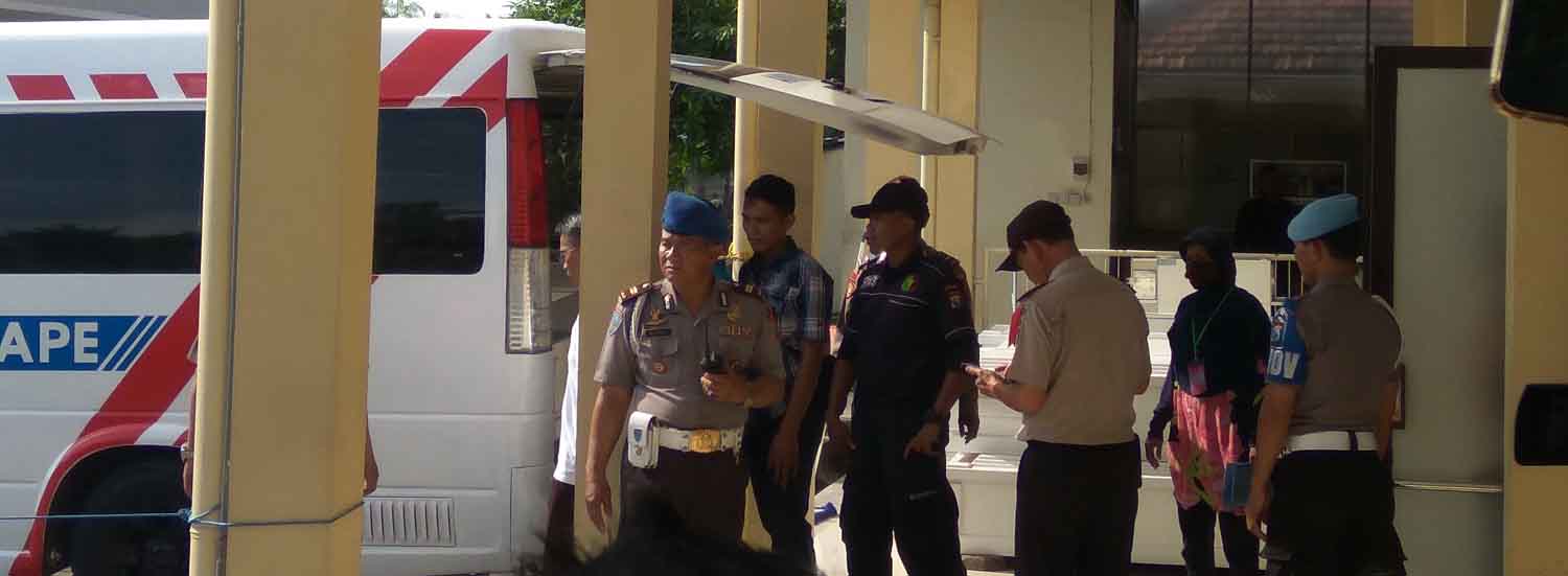Petugas mempersiapkan mobil ambulan untuk membawa ketiga jenazah.