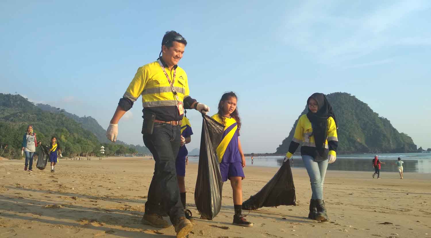 Peserta memunguti sampah di sepanjang pantai.