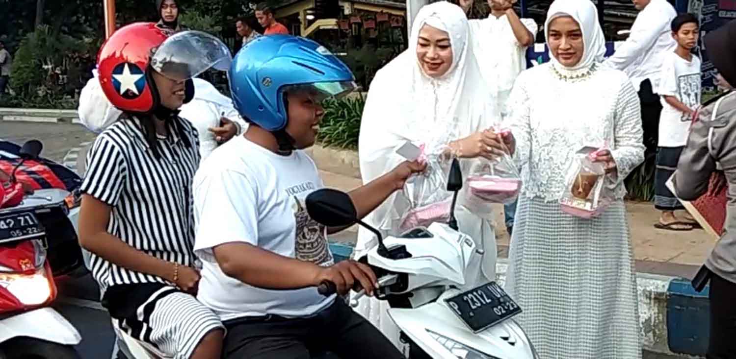 Istri Kapolres Banyuwangi, Selvi Adityawarman saat membagikan takjil