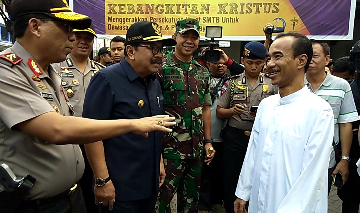 Gubernur Jawa Timur, Pangdam V Brawijaya, Kapolda Jatim, meninjau salah satu gereja di Surabaya.