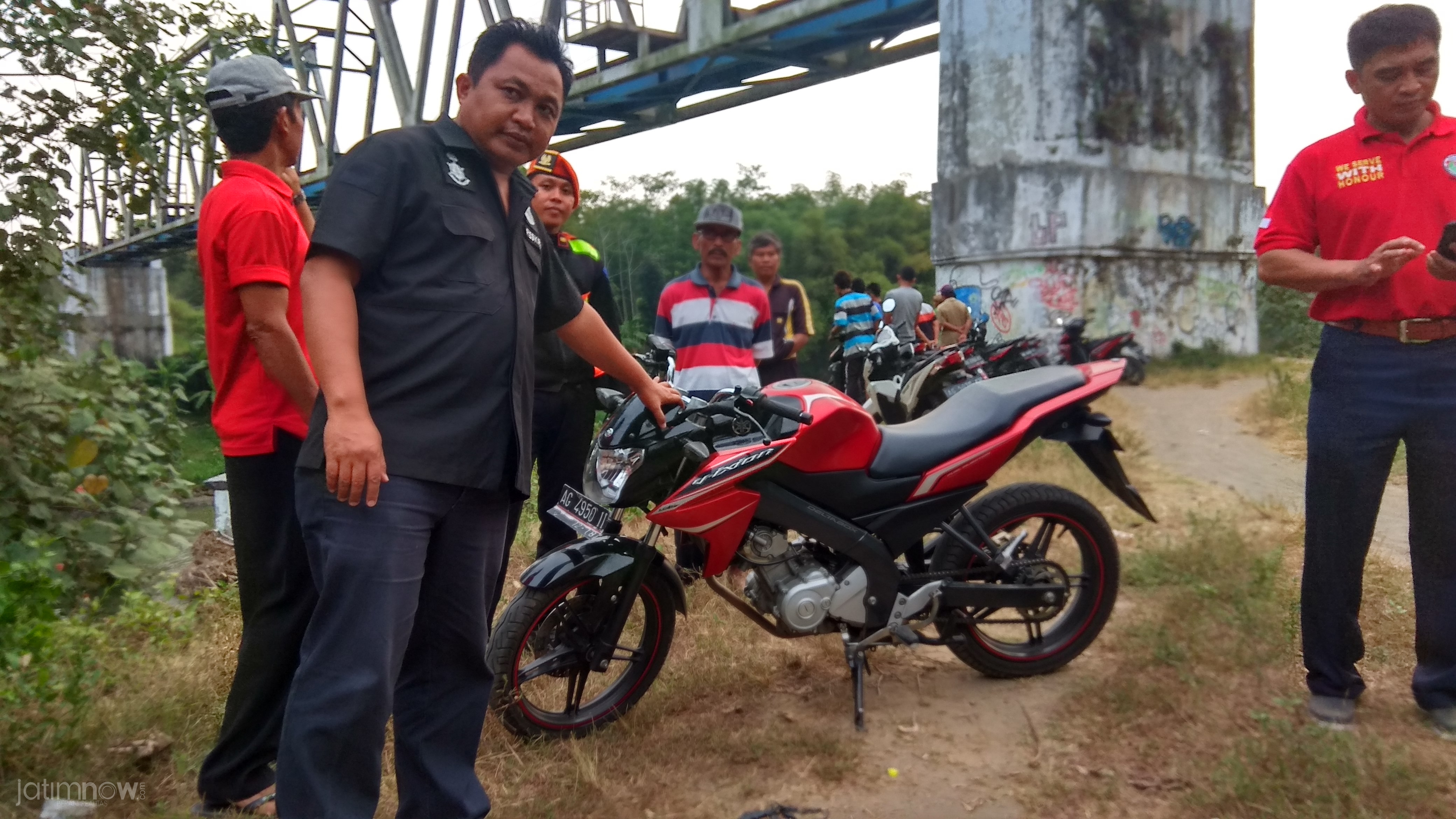 Petugas menunjukkan motor milik korban/Foto: CF Glorian