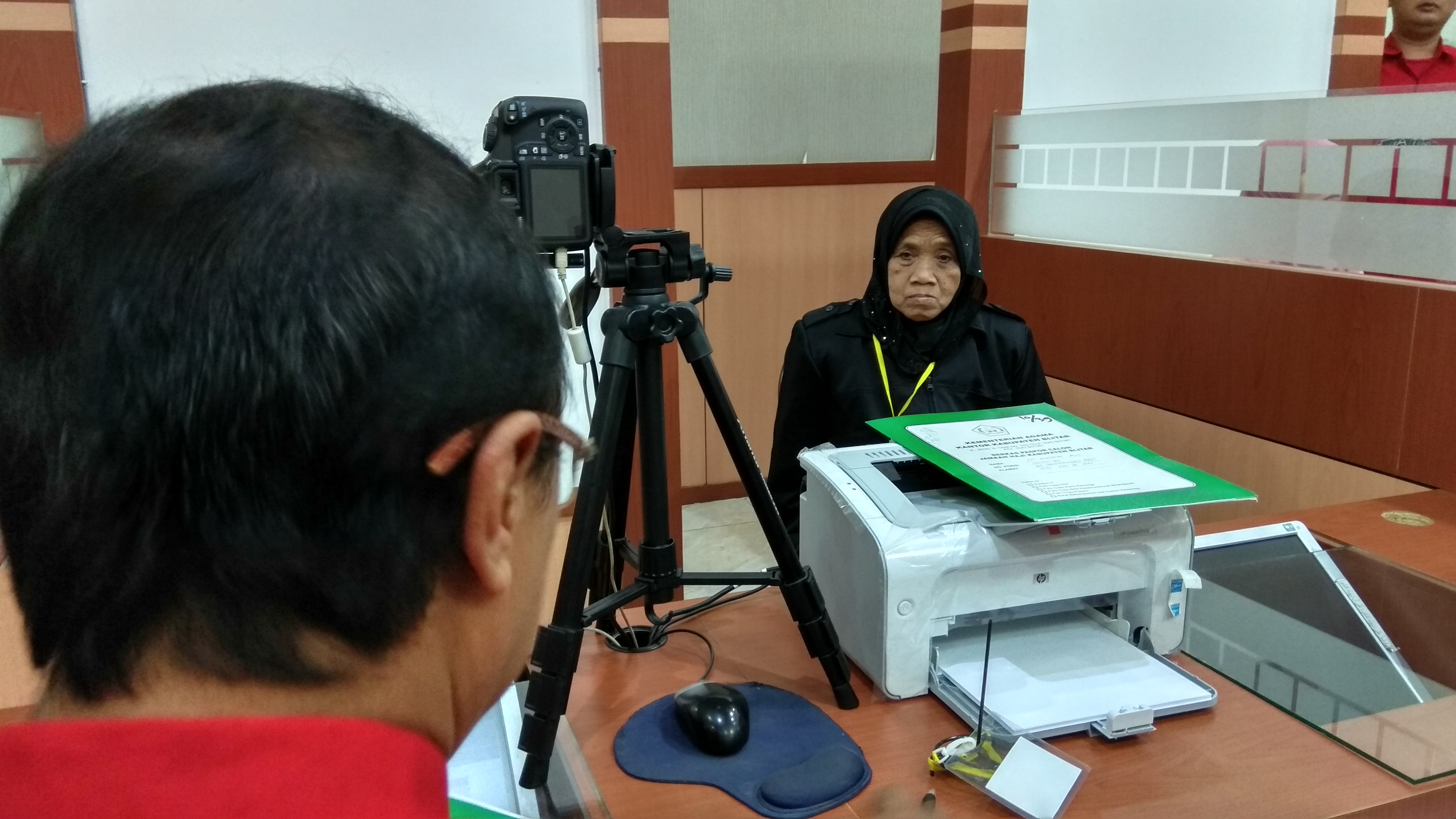 Salah satu pemohon paspor di Imigrasi Blitar.