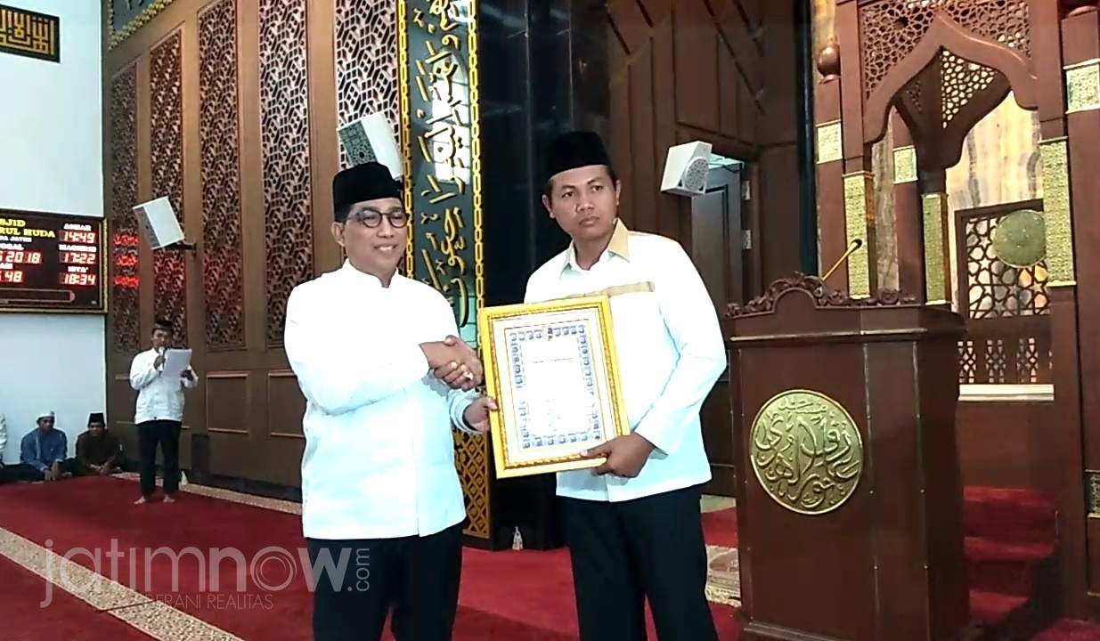 AKBP Roni Faisal menerima penghargaan dari Kapolda Jatim/Foto: Jajeli Rois.