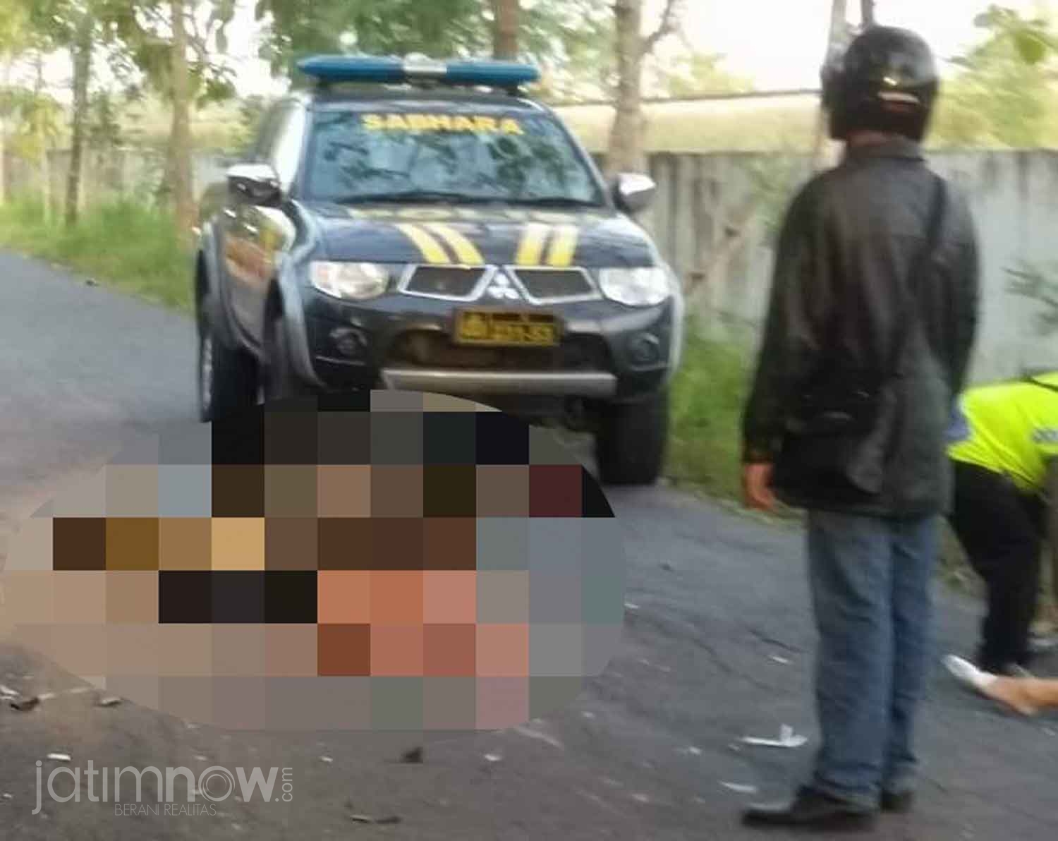 Petugas mengevakuasi korban./Foto: Mita Kusuma.