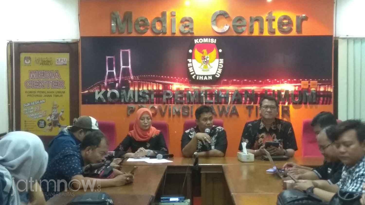 Komisioner KPU Jatim memberikan keterangan./Foto: Fahrizal Tito