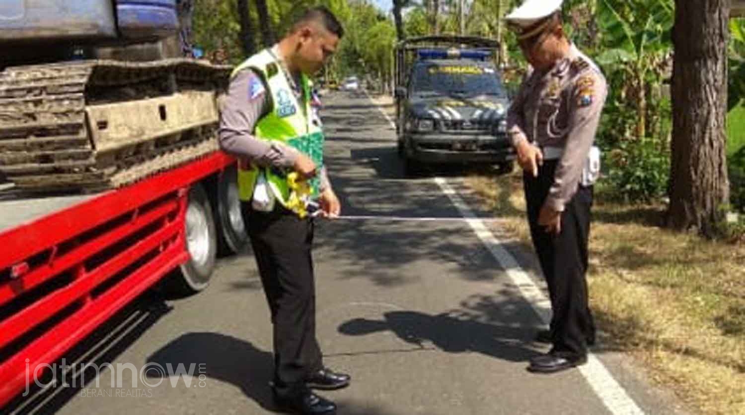 Petugas melakukan olah TKP/Foto: Mita Kusuma.