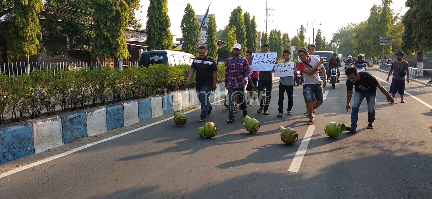 Para pedagang demo LPG kosong./Foto: Mita Kusuma.