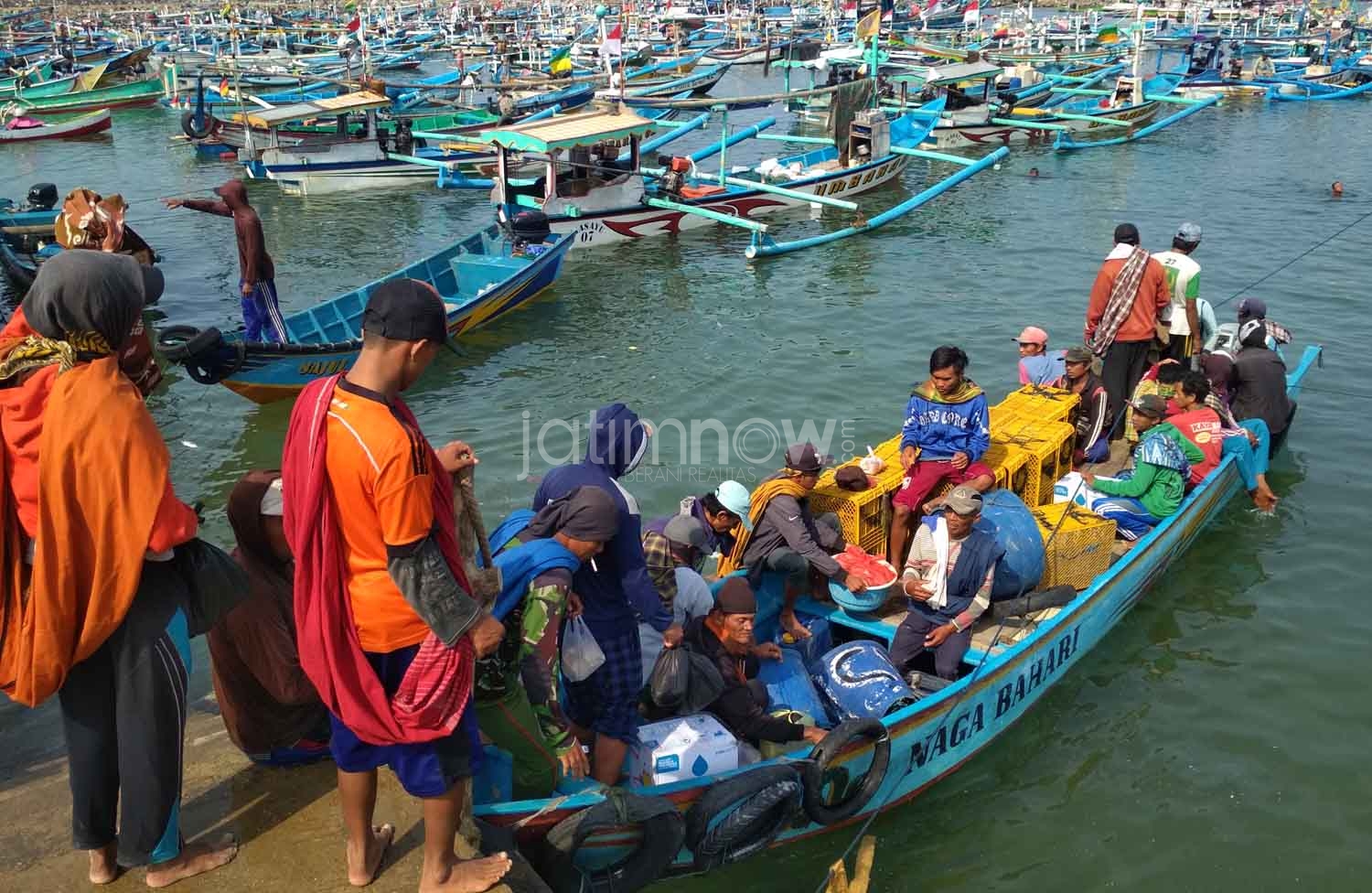 Warga saat persiapan syukuran mengenang bencana tsunami yang pernah melanda Banyuwangi./Foto: Irul Hamdani.