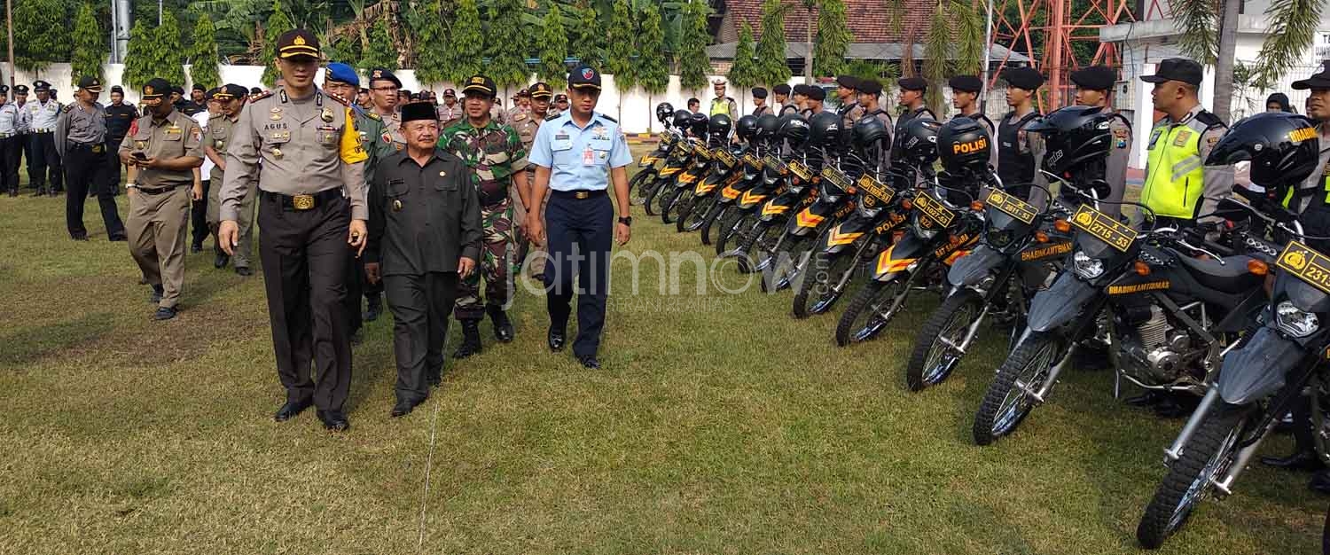 Kapolres bersama Bupati Madiun melakukan inspeksi pasukan./Foto: Mita Kusuma.