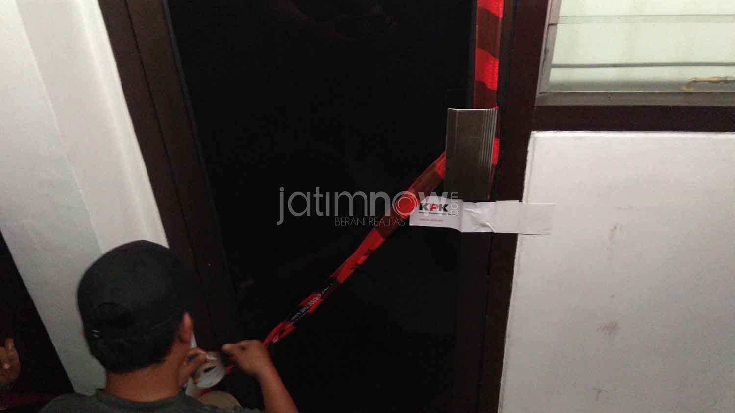 Petugas KPK melakukan penyegelan terhadap kantor Wali Kota Blitar./Foto: CF Glorian.
