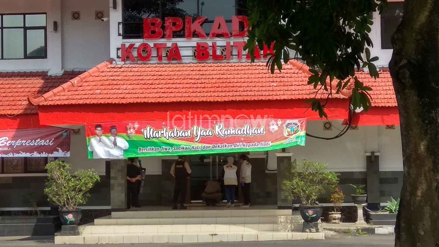Petugas KPK tampak hendak menggeledah gedung BPKAD Blitar./Foto: CF Glorian.