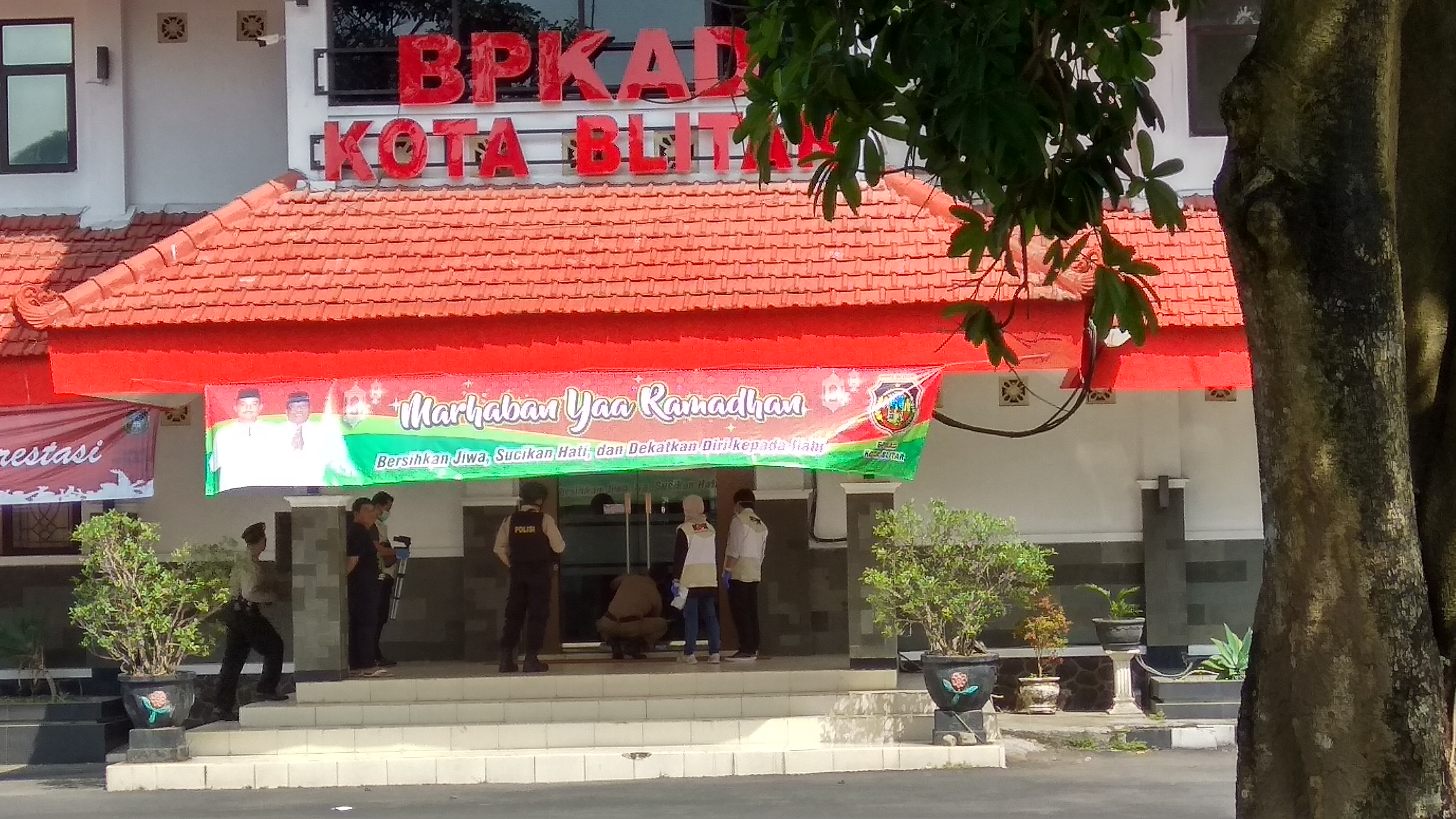 Petugas KPK saat melakukan penggeledahan/dok.jatimnow.com