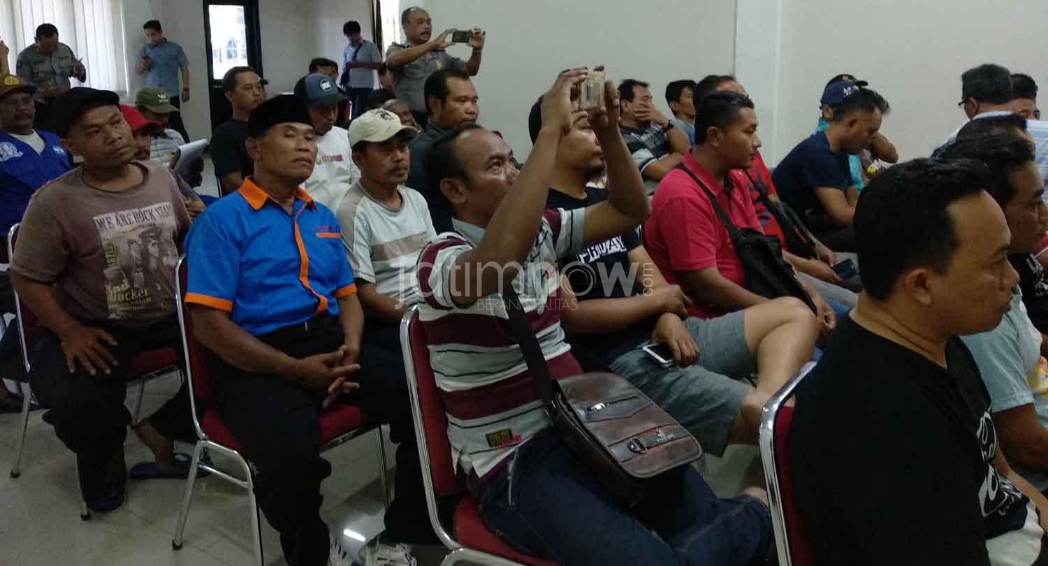 Proses mediasi sopi dengan ojek online di Ponorogo./Foto: Mita Kusuma.