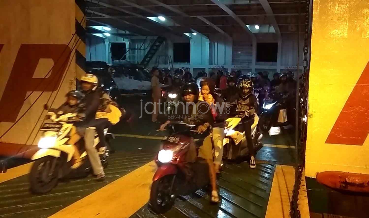 Para pemudik yang memilih mudik pada malam hari./Foto: Hafiluddin Ahmad